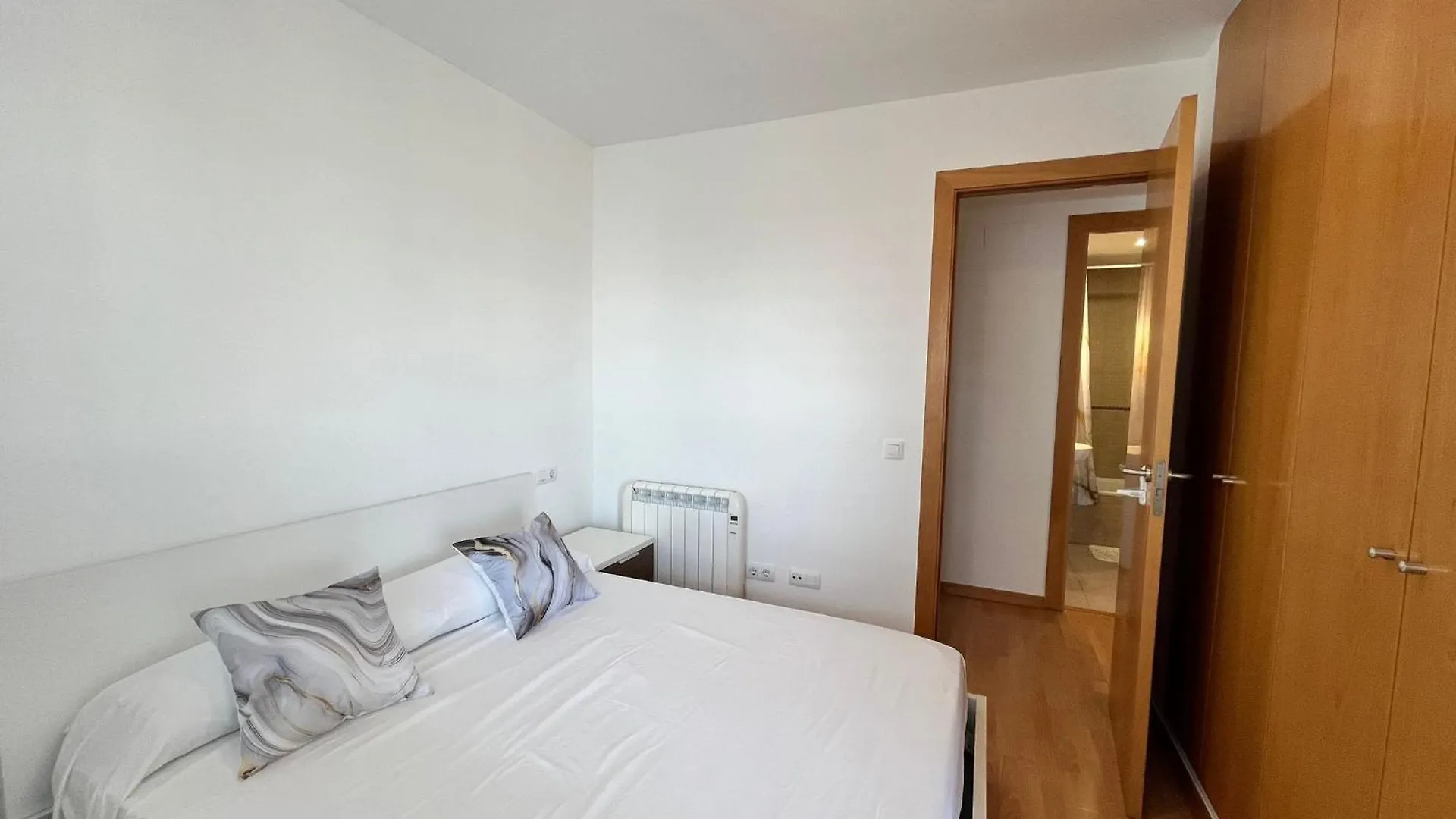 Apartamento Con Piscina En Roses Spain